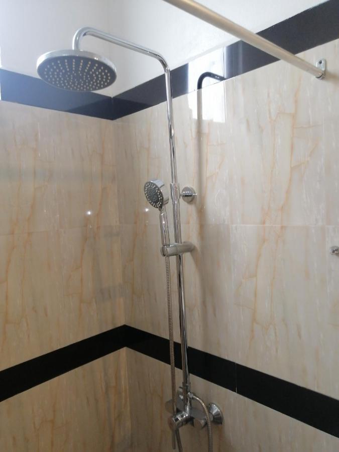 Le Petit Hotel & Restaurant 尼甘布 外观 照片