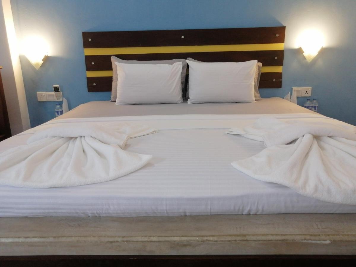 Le Petit Hotel & Restaurant 尼甘布 外观 照片