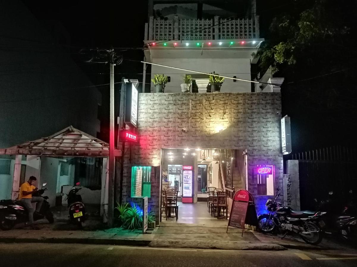 Le Petit Hotel & Restaurant 尼甘布 外观 照片