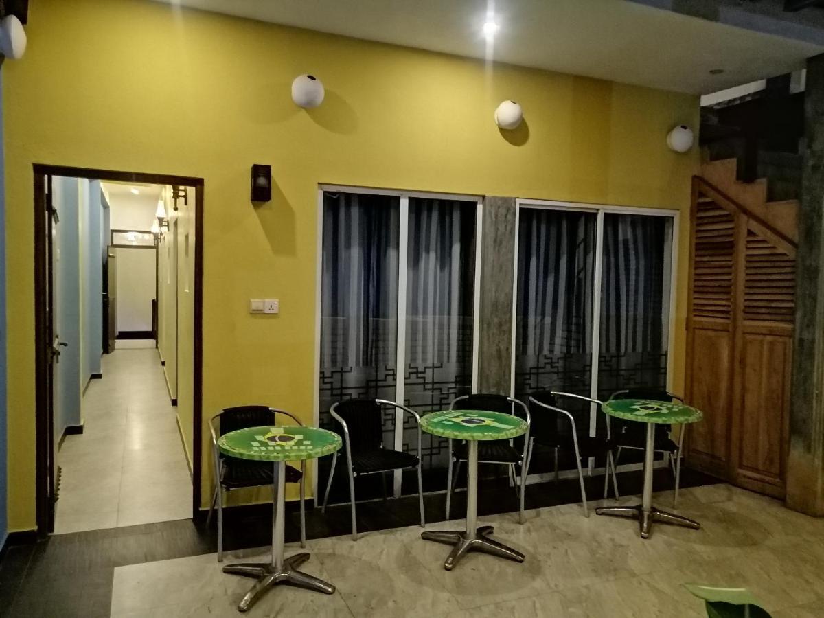 Le Petit Hotel & Restaurant 尼甘布 外观 照片