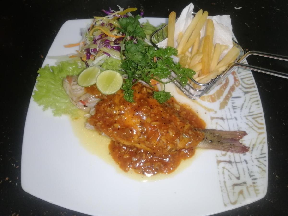 Le Petit Hotel & Restaurant 尼甘布 外观 照片