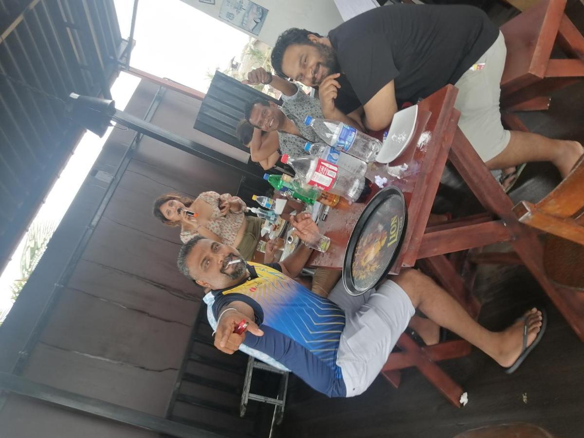 Le Petit Hotel & Restaurant 尼甘布 外观 照片